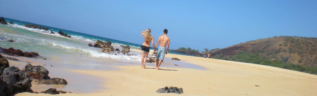 Maui beach tips: couple walking on the beach