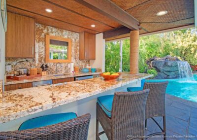 Mango Surf Beach Front Villa Poolside bar