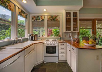 Iao Valley Inn Cottage Kitchen