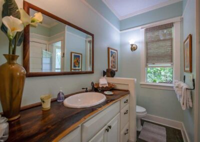 Iao Valley Inn Cottage Bathroom