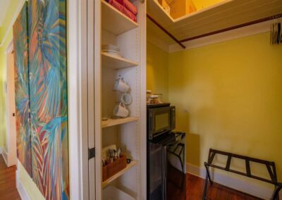 Iao Valley Inn Palms Room Storage