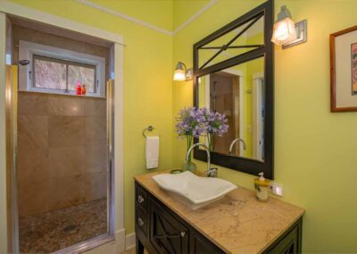 Iao Valley Inn Palms Room bathroom