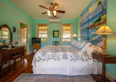 Iao Valley Inn Orchid Room bed