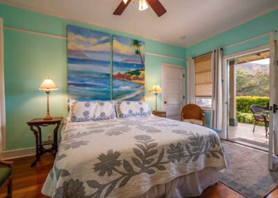 Iao Valley Inn Orchid Room Bed