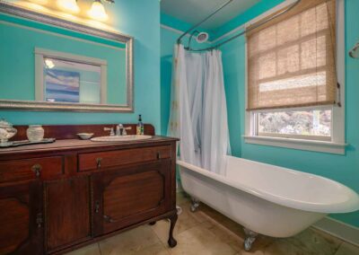 Iao Valley Inn Orchid Room bathroom