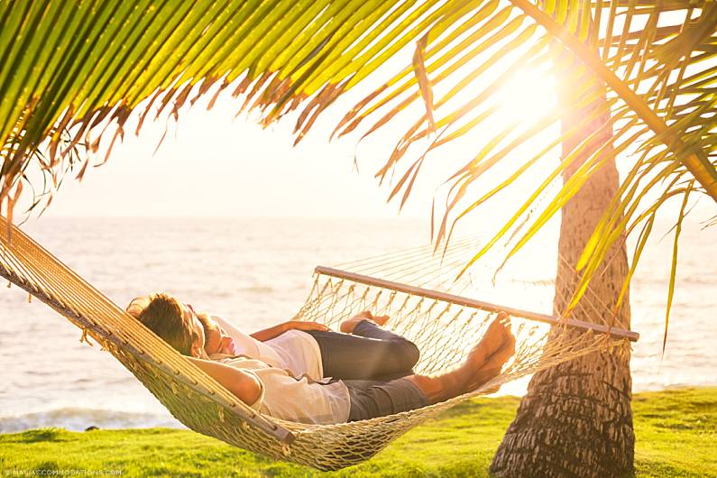 2024 Maui Travel Tips Couple In Hammock